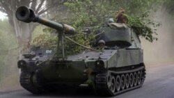 Украинский военнослужащий едет на самоходной гаубице M109 13 июня 2022 года