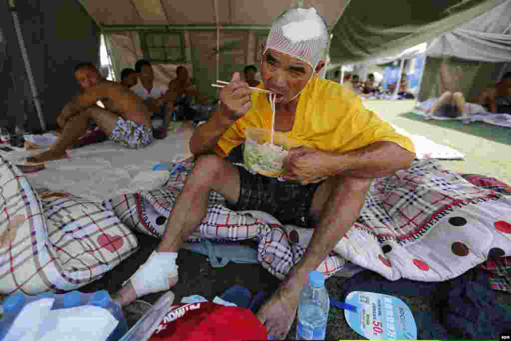 Волонтеры очень быстро расставили временные палаточные лагеря, в которых раненым оказывается первая неотложная помощь