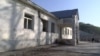 Школа в таджикистанском селе начала разваливаться через три года после постройки. Деньги на нее дал Всемирный банк