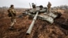Украинские военные у подбитого под Черниговом российского танка