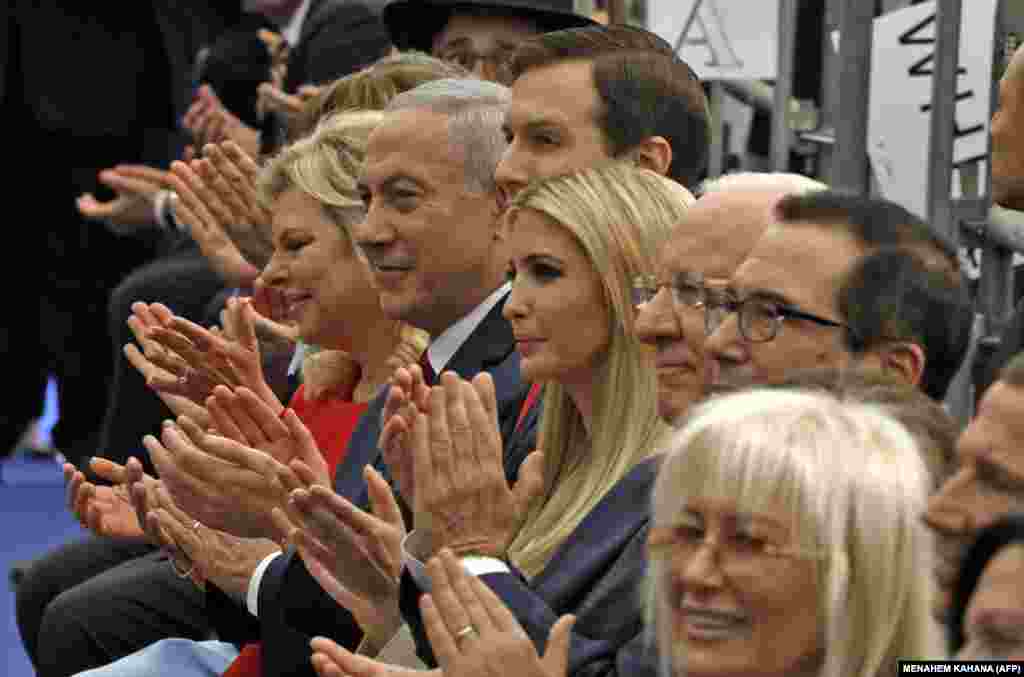Жена премьер-министра Израиля Сара Нетаньяху (в красном), Биньямин Нетаньяху, старший советник президента США Джаред Кушнер, советник и дочь президента США Иванка Трамп во время церемонии открытия