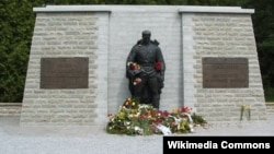 Памятник "Бронзовый солдат" в Таллине, Эстония 