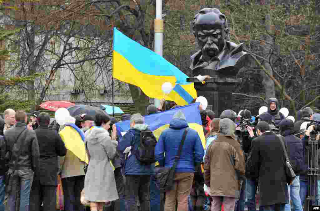 Проукраинские демонстранты во время антивоенной демонстрации у памятника Тарасу Шевченко в Симферополе, 7 марта 2014
