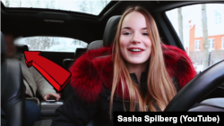 Кадр из ролика видеоблогера Саши Спилберг "Везу папу на машине". Человек на заднем сиденье — Александр Балковский