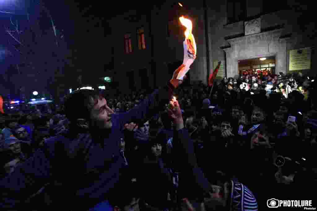 Армения - Люди протестуют перед зданием прокуратуры в Гюмри, 15 января 2015 г.