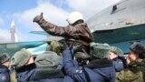 Российский военный прибыл на авиабазу в Воронеже из Сирии. 15 марта 2016