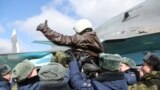 Российский пилот вернулся в Россию из Сирии. Архивное фото, 15 марта 2016.