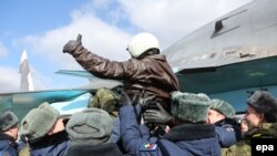 Российский пилот вернулся в Россию из Сирии. Архивное фото, 15 марта 2016.