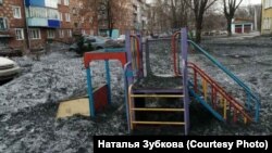 Детская площадка с черным снегом в Киселевске