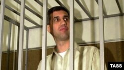 Анатолий Быков в Мещанском суде Москвы в мае 2002 года. Фото: ТАСС