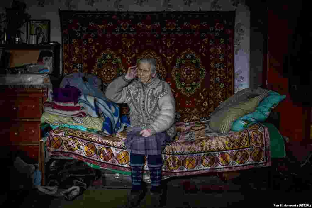 Раиса Казакова внутри своего дома, где она живет с 9 другими пенсионерами. Все они потеряли свои дома при обстрелах.&nbsp;