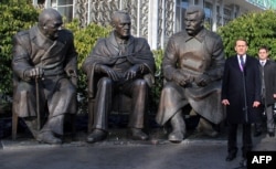 Памятник "большой тройке" (Черчилль, Рузвельт, Сталин) в Крыму, на месте проведения Ялтинской конференции 1945 года