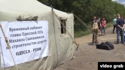 Палатка Саакашвили на трассе в Одессе