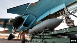 Российский Су-34 готовится к боевому заданию, 22 октября 2015 г. 
