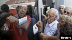 Греческие пенсионеры у закрытых дверей Банка Греции 