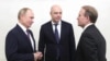 Виктор Медведчук (справа) с Владимиром Путиным и главой Минфина РФ Антоном Силуановым