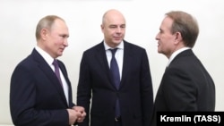 Виктор Медведчук (справа) с Владимиром Путиным и главой Минфина РФ Антоном Силуановым