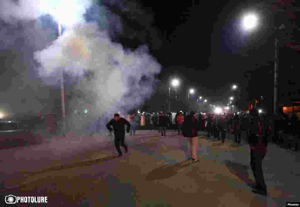Армения - Столкновения между протестующими и полицией в Гюмри, есть пострадавшие, 15 января 2015 г.