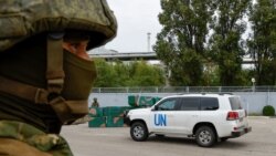 Автомобиль с членами миссии экспертов МАГАТЭ проезжает через контрольно-пропускной пункт на подконтрольную России Запорожскую атомную электростанцию 1 сентября 2022 года