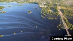 Разлив нефти в Нефтеюганске. Фото: Андрей Селезнёв