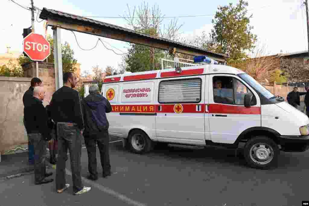 Машина Скорой помощи везет в госпиталь в Ереване раненых армянских военных &nbsp;