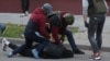 В Беларуси мужчине дали два года "домашней химии" за комментарий в адрес сотрудника ГАИ, давившего коленом одного из протестующих