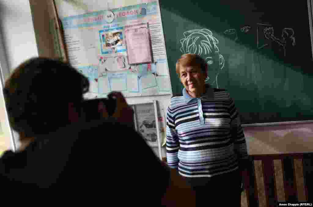 Ван Хелтен посетил местную школу, чтобы сфотографировать 73-летнюю жительницу Марину Марченко, которую он выбрал для своего рисунка. &ldquo;Я увидел доброту в ее глазах, &ndash; говорит художник. &ndash; Мне бы также хотелось, чтобы моя работа имела местный колорит&rdquo;