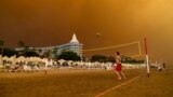 Пожары в туристической Анталье в Турции подобрались вплотную к курортной зоне. 29 июля 2021 года. Фото: AFP