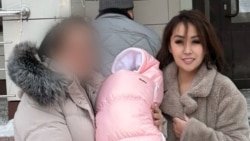 Айгерим Бижигитова, предпринимательница из Астаны, встречает из роддома женщину с ребенком