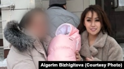 Айгерим Бижигитова, предпринимательница из Астаны, встречает из роддома женщину с ребенком
