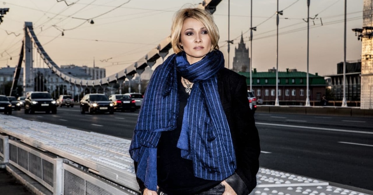 Анжелика Агурбаш на фоне московской улицы