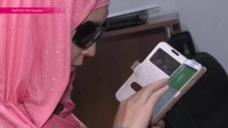 Без зрения, но с гаджетом: слепая девушка сама освоила цифровые технологии и учит этому других