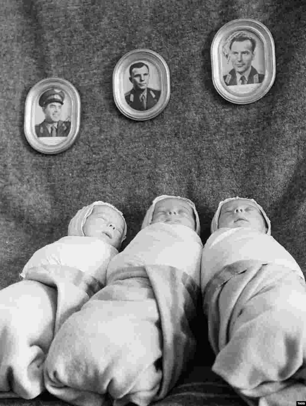 Новорожденные под портретами космонавтов, 8 февраля 1963 года. Фото Гагарина в центре. В 60-х имя Юрий стало одним из самых популярных в Советском Союзе