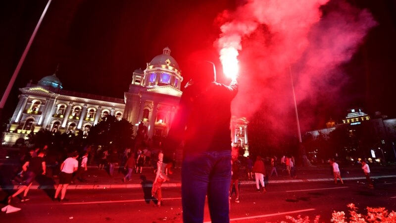 В Белграде протестующие против карантина попытались ворваться в парламент. 24 человека задержаны
