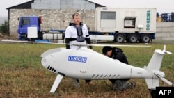 Невооруженный беспилотный летательный аппарат ОБСЕ перед испытаниями возле Мариуполя. 23 октября 2014 