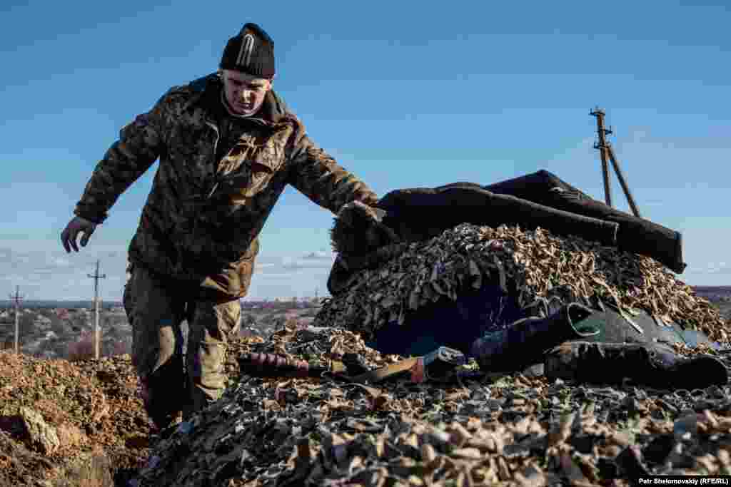 Украинский военный на позициях у поселка Зайцево