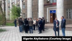 Бишкек. 22 апреля. Собравшиеся требуют освобождения Гульзат Аалиевой