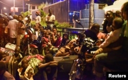 Жители Гомы после эвакуации наблюдают за происходящим: над городом виден дым и огонь, всюду пахнет серой. Фото: Reuters