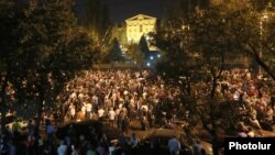 Начало митинга сторонников премьер-министра Армении у здания парламента 2 октября