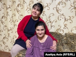 Сабохат Хакимзаде, возглавляющая Ассоциацию родителей детей с инвалидностью Таджикистана, с дочерью