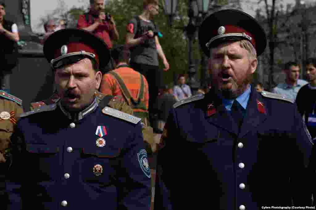 Члены НОД выстпают против собравшихся на митинге в Москве
