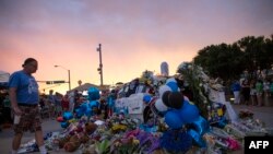 Цветы, возложенные в памяти полицейским, убитым в Далласе, 9 июля 2016