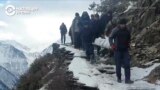 Жители Дагестана 10 км несут больного по горам на носилках. Дороги в их деревню нет, а санитарный вертолет к ним не летает