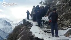 Жители Дагестана 10 км несут больного по горам на носилках. Дороги в их деревню нет, а санитарный вертолет к ним не летает