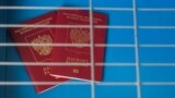 "Вы незаконно его получили!". Как у приехавших в РФ мигрантов отбирают российские паспорта