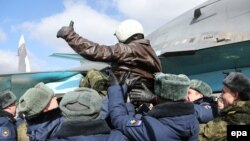 Российский военный прибыл на авиабазу в Воронеже из Сирии. 15 марта 2016