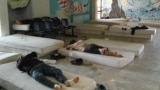 В миграционном хорватском лагере в Порине