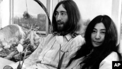 Джон Леннон и Йоко Оно в отеле "Хилтон" в Амстердаме, 1969