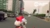 В столице Филиппин регулировщик выходит в костюме Санты