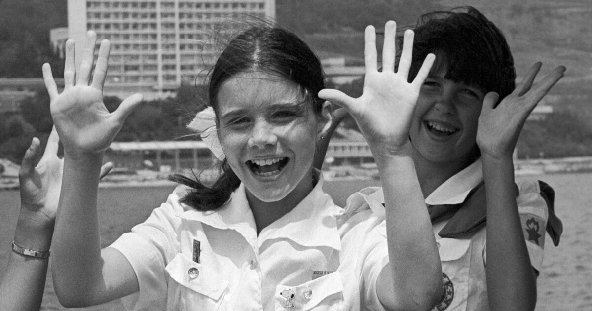 Ер адам саябақта қыздарды жұлқылайды